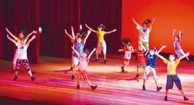 写真:ダンスを披露するAJGのメンバー