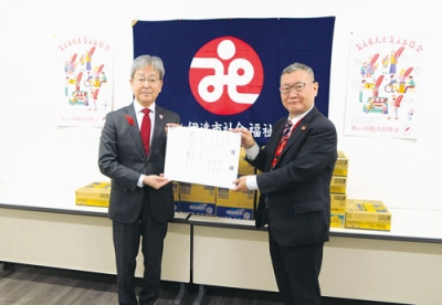 写真:影山会長(左)に目録を手渡す古市室蘭登別支店長