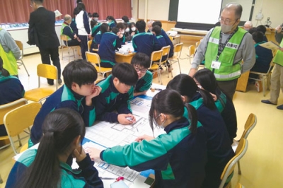 写真:「Dоはぐ」を体験する白老中の生徒(白老中提供)