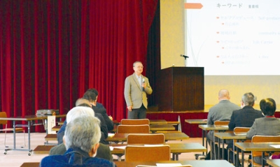 写真:セルフプロデュースについて話す長谷川さん