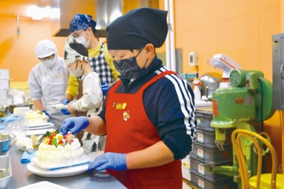 写真:クリスマスケーキ作りに挑戦する子どもたち