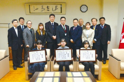 写真:社明運動作文コンテストで優秀賞を受賞した(前列右から)古川さん、鎌田さん、竹原さん
