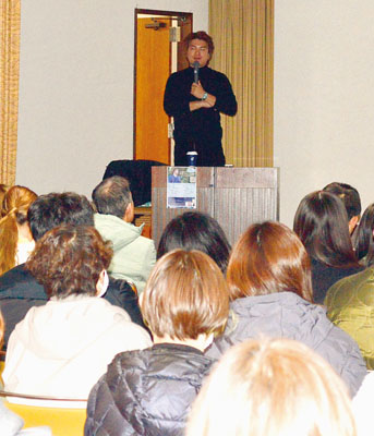 写真:気候変動について話す谷口さん