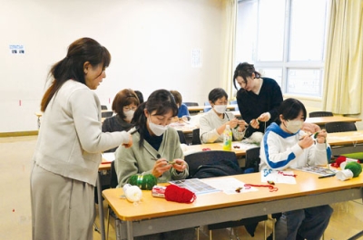 写真:夢中でクリスマスリースを制作する参加者たち