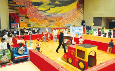 写真:スタートしたえがお遊園地。多様な遊具が子どもたちを夢中にしている