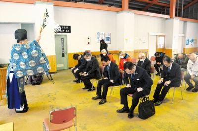 写真:シーズン中の無事故運営を祈る関係者