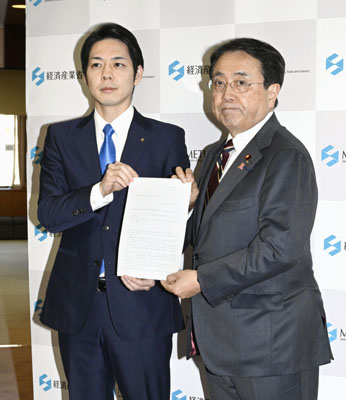 写真:北海道電力泊原発3号機の再稼働に同意することを赤沢経産相(右)に伝えた鈴木直道知事=18日午後、経産省
