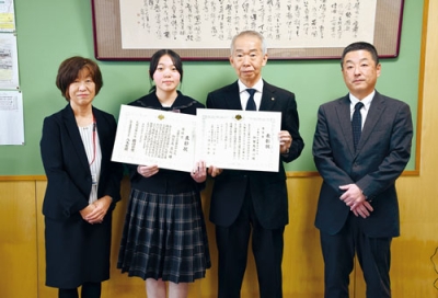 写真:室蘭地区大会で優秀賞、札幌地方大会で奨励賞に輝いた加賀美さん(左から2人目)