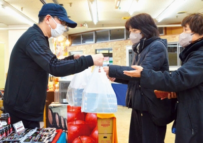 写真:グリンデパートで行われている「うまいもの市」で全国の名産品を買い求める来場者