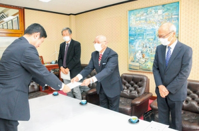写真:要望書を手渡す三浦会長(中央)
