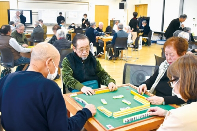 写真:卓を囲んで交流を深める会員たち