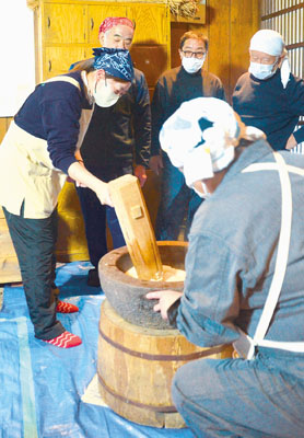写真:毎年人気の石臼もちつき=民俗資料館