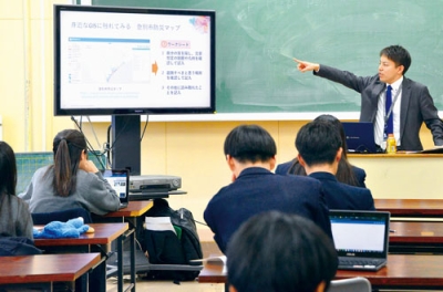 写真:GISについて分かりやすく説明する長谷川さん