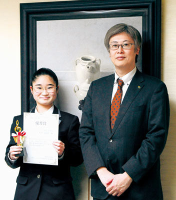 写真:松本衣菜世さん(左)