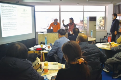 写真:洞爺湖有珠山の取り組みを聞くタイ・ソンクラー県関係者ら