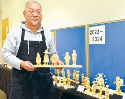 写真:展示作品を手に持つ遠山さん