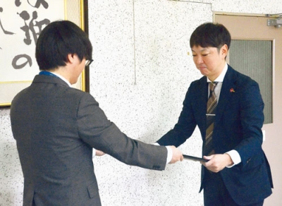 写真:感謝状を受け取る奥村本部長(右)