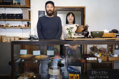 写真:おかゆと中国茶の店「奥泉」を営む斉藤裕樹さん(左)と富士子さん夫妻=東川町