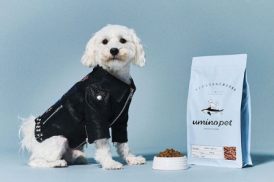 写真:サメ肉を使った犬の総合栄養食と、犬用のライダースジャケット