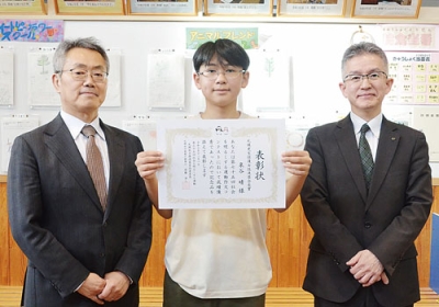 写真:札幌更生保護女性連盟会長賞を受賞した喜門岱小6年の泉谷さん(中央)