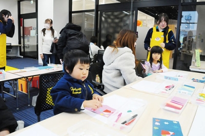 写真:クリスマスカード作りを楽しむ子ども