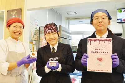 写真:新しいジェラートを開発した(右から)小倉さん、山本さん、坂本代表