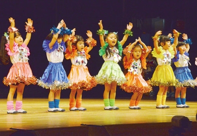 写真:かわいらしい衣装でお遊戯を披露する年少組