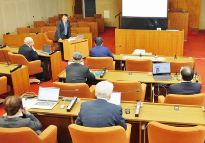 写真:ハラスメント防止について講話する千田議長