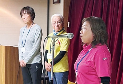 写真:利尻島で開かれた火山勉強会でCF協力を呼びかける洞爺湖有珠火山マイスター(提供写真)