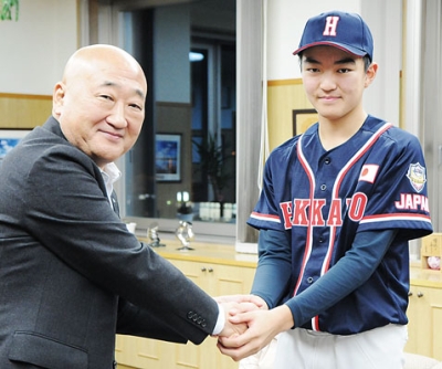 写真:下道町長(左)と固い握手を交わす葛選手