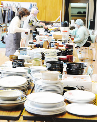 写真:豊富な種類の食器が並ぶ「冬の消費生活展」