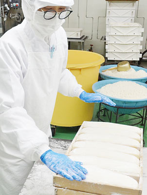 写真:もち米不足と価格高騰で、値上げを余儀なくされた切り餅=日の出町の草太郎本舗