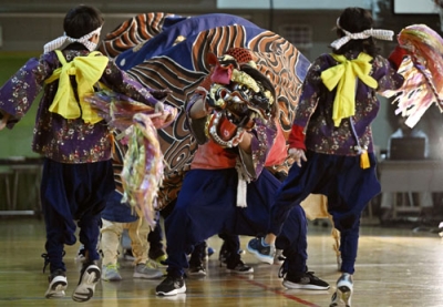 写真:新十津川小の児童による獅子神楽の演舞=10月、新十津川町