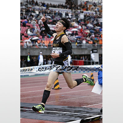 写真:全国高校駅伝男子で優勝を果たした学法石川のアンカー美沢央佑=たけびしスタジアム京都