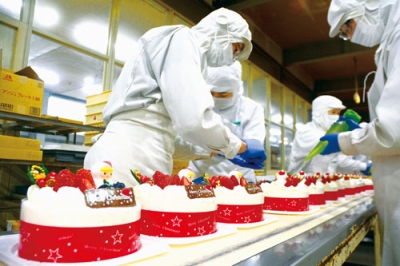 写真:製造が始まった三星のクリスマスケーキ