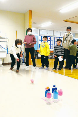 写真:2年生が手作りしたおもちゃで遊ぶ地域住民ら