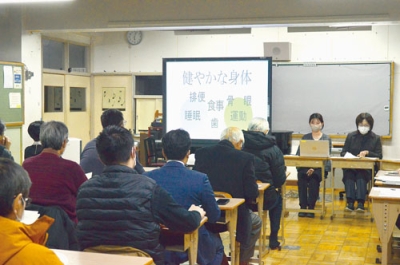 写真:健康的な体づくりについて説明する教員