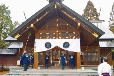 写真:新年に備え刈田神社のすす払いをする参加者たち
