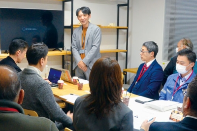 写真:登別での事業について紹介する井元さん(中央奥)