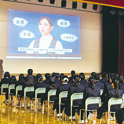 写真:薬物の危険性を学ぶ翔陽中学校の生徒たち
