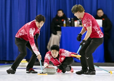 写真:カーリングのミラノ・コルティナ冬季五輪最終予選男子1次リーグの中国戦で、ショットを放つSC軽井沢クの山本遵(中央)=ケロウナ(共同)