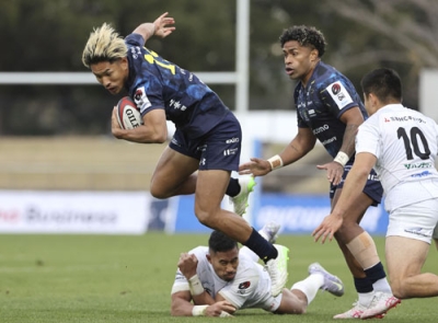 写真:ラグビーのリーグワン1部、浦安の山中亮平(左)=ZAスタ(©JRLO)