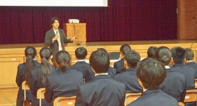 写真:なりたい自分について話す鈴木常務