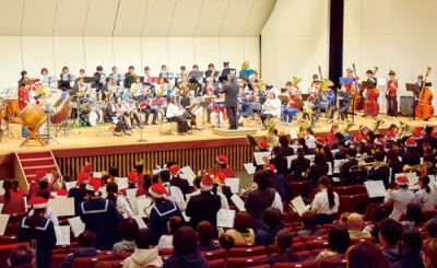 写真:迫力の演奏でフィナーレを飾る出演団体