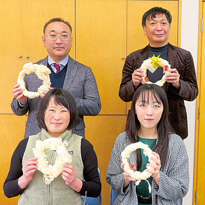 写真:室蘭工業大学学生団体はんもっくの村井暖代表(右下)、特定非営利活動法人tentotenの北村祐貴理事長(左下)、須藤建設株式会社の須藤正之代表取締役社長(左上)と総務グループ吉田忠志マネージャー