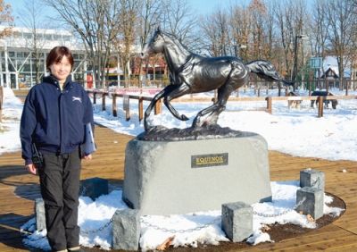 写真:「ポニーテラス」付近に設置されたイクイノックスのブロンズ像