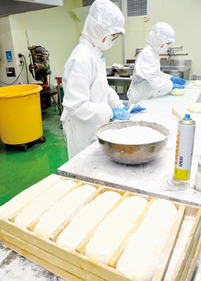 写真:製造がピークを迎えている草太郎本舗の切り餅