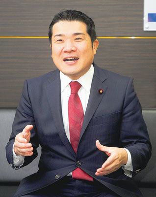 写真:臨時国会を振り返る山岡氏