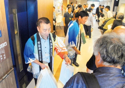 写真:フェリー航路の定着などが観光入り込みを後押しした=8月