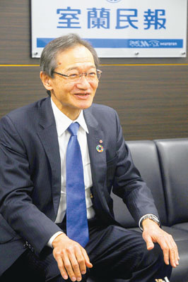 写真:生命保険事業の役割について語る朝日生命保険の木村取締役会長